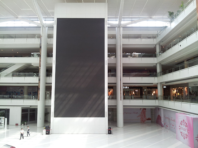 遼寧沈陽皇城國際商貿城P5室內全彩LED顯示屏由上海智彩科技承制、安裝